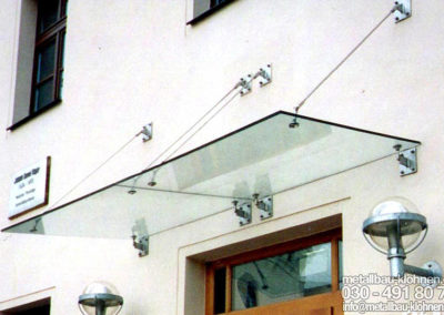 Minimalistisches Vordach aus Edelstahl und Glas